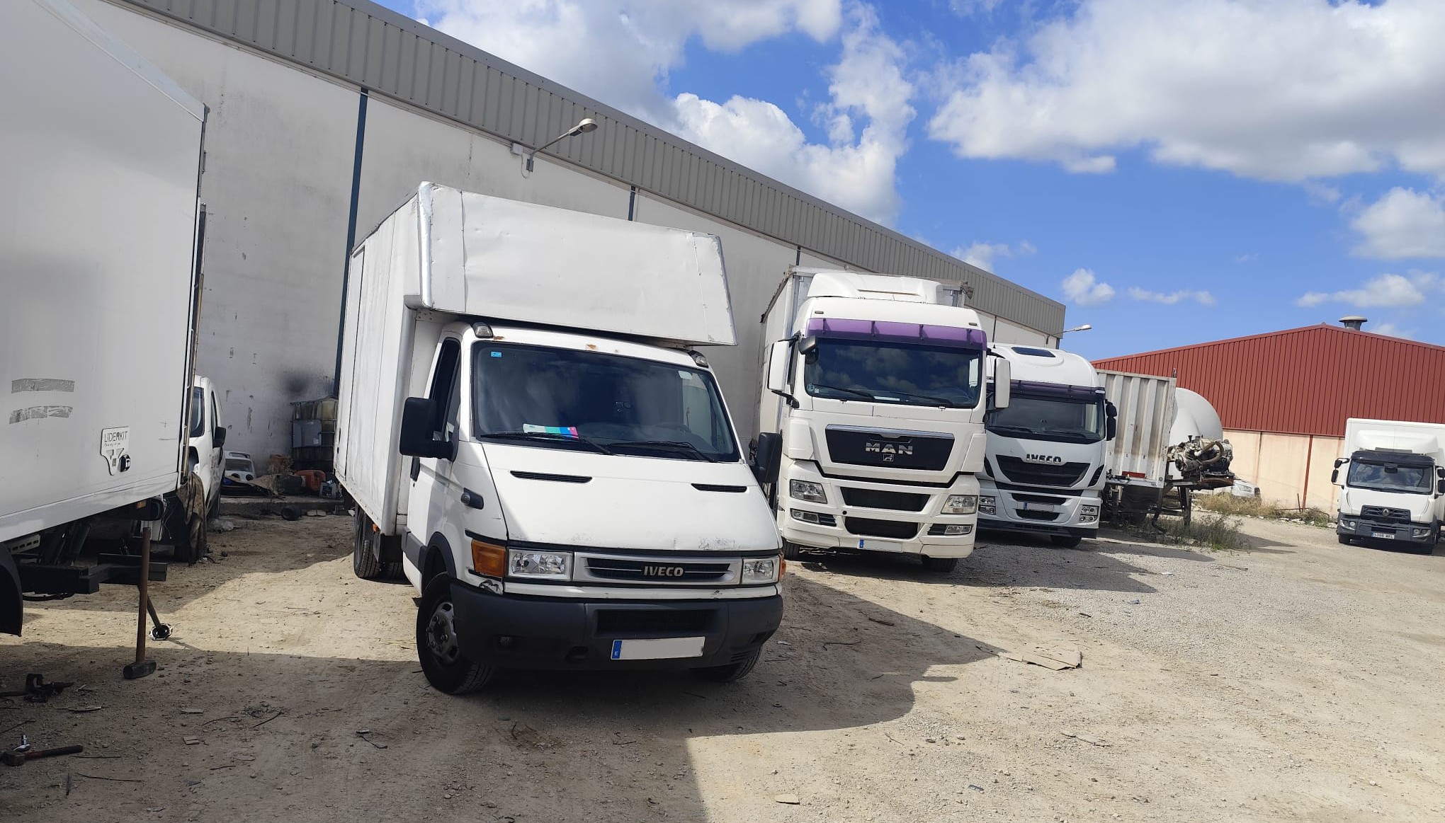 personal cargando camión de logística